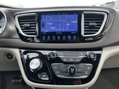 Used 2017 Chrysler Pacifica Touring-L image 26