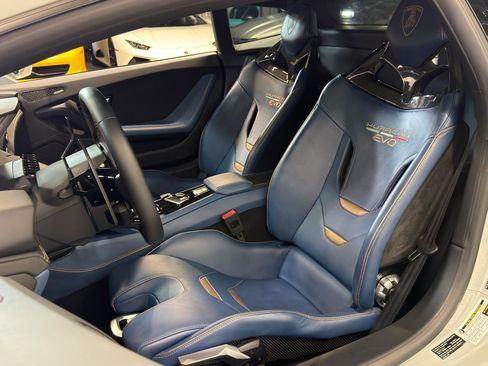 Used 2021 Lamborghini Huracan EVO image 19