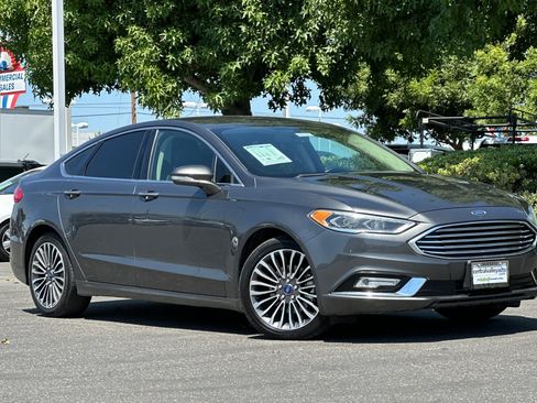 Used 2017 Ford Fusion SE FWD image 2