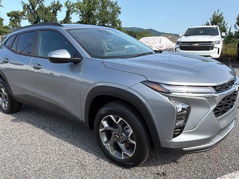New 2026 Chevrolet Trax LT w/ Driver Confidence Package FWD image 6