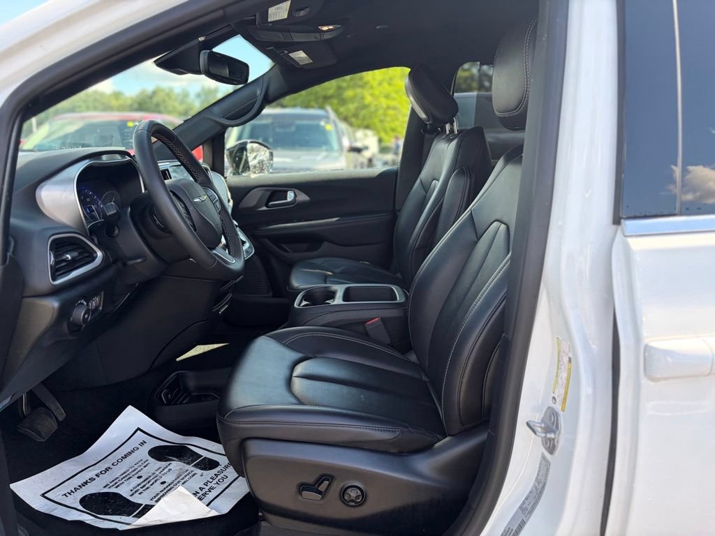 Certified 2025 Chrysler Pacifica Select FWD image 23