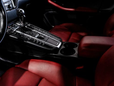 Used 2017 Porsche Macan Turbo image 29