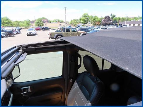 Used 2023 Jeep Wrangler Unlimited Sahara AWD/4WD image 15