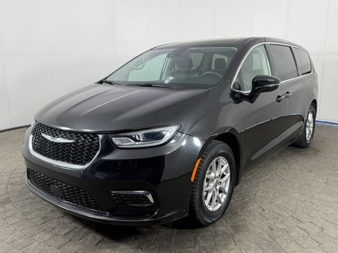 Used 2024 Chrysler Pacifica Touring-L FWD image 3