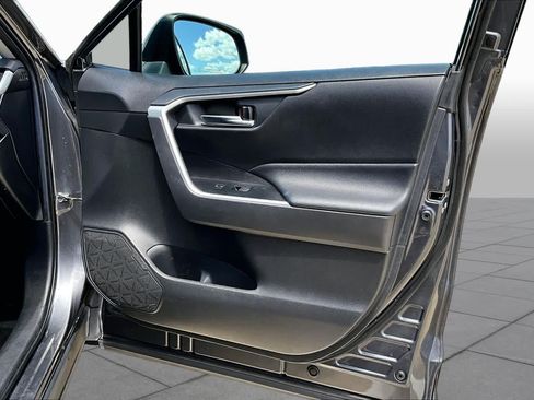 Used 2020 Toyota RAV4 XLE w/ Convenience Package FWD image 23