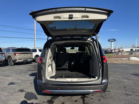 Used 2022 Chrysler Pacifica Touring-L image 5