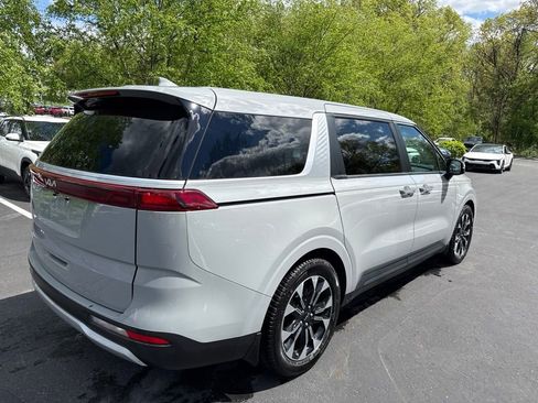 Used 2024 Kia Carnival EX FWD image 3