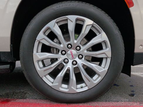 Used 2024 GMC Yukon Denali w/ Advanced Technology Package image 14