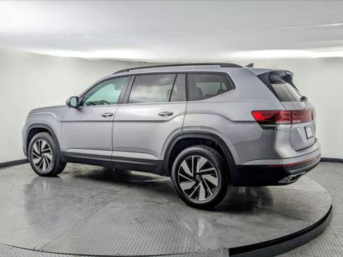 Used 2025 Volkswagen Atlas SE image 4