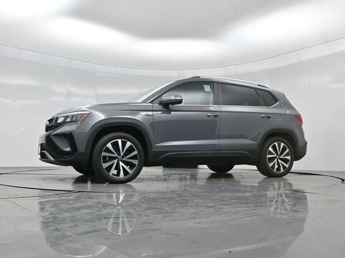 Used 2023 Volkswagen Taos SE w/ Panoramic Sunroof Package AWD/4WD image 6