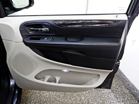 Used 2018 Dodge Grand Caravan SE w/ UConnect Hands-Free Group FWD image 11