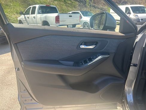 Used 2023 Nissan Rogue SV image 11