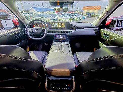 Used 2025 INFINITI QX80 Luxe image 2