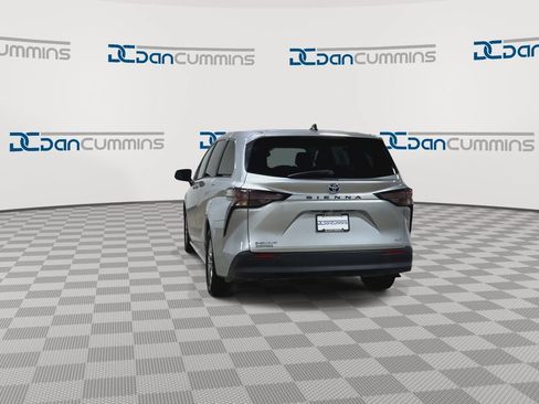 Used 2025 Toyota Sienna XLE AWD/4WD image 8