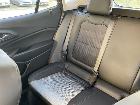 Used 2025 Chevrolet Trax LT w/ LT Convenience Package image 42