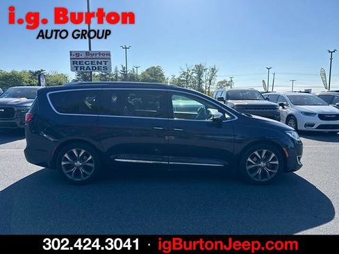 Used 2019 Chrysler Pacifica Limited w/ Tire & Wheel Group FWD image 2