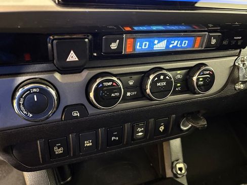 Used 2016 Toyota Tacoma TRD Off-Road w/ Premium & Technology Package AWD/4WD image 28