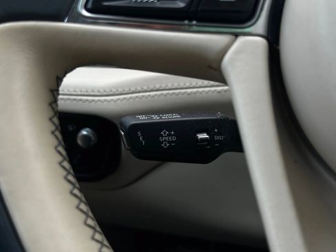 Used 2017 Bentley Bentayga AWD/4WD image 37