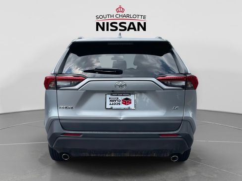 Used 2020 Toyota RAV4 LE FWD image 5