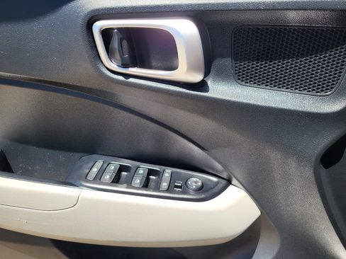 Used 2025 Hyundai Venue SEL FWD image 16
