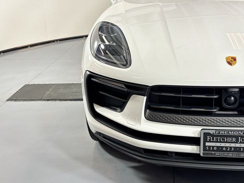Certified 2025 Porsche Macan AWD/4WD image 28