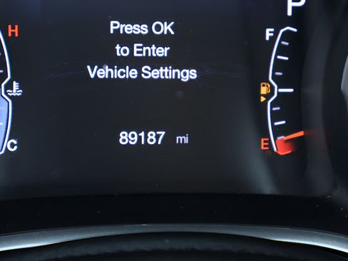 Used 2018 Jeep Compass Latitude w/ Popular Equipment Group FWD image 2