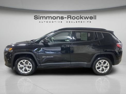 Used 2025 Jeep Compass Latitude AWD/4WD image 2