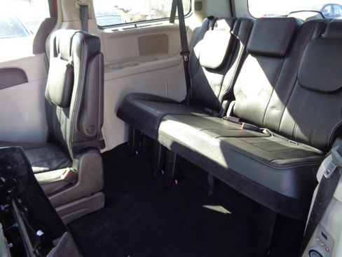 Used 2016 Chrysler Town & Country Touring-L image 41