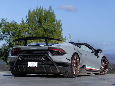 Used 2018 Lamborghini Huracan Performante image 32