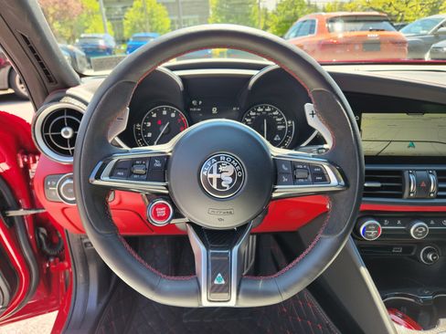 Used 2021 Alfa Romeo Giulia Quadrifoglio w/ Carbon Package RWD image 18