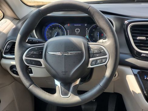 Used 2024 Chrysler Pacifica Touring-L FWD image 24