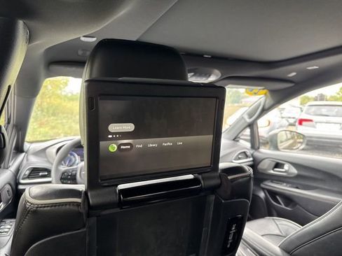 Used 2022 Chrysler Pacifica Limited w/ Uconnect Theater Family Group image 13