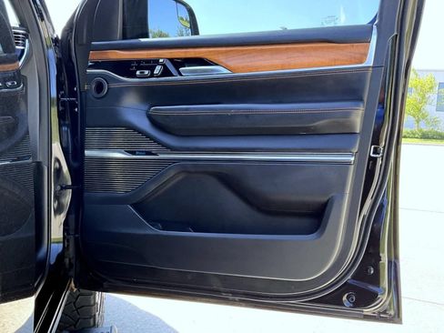 Used 2022 Jeep Grand Wagoneer Series III w/ Flexible Seating Group AWD/4WD image 17