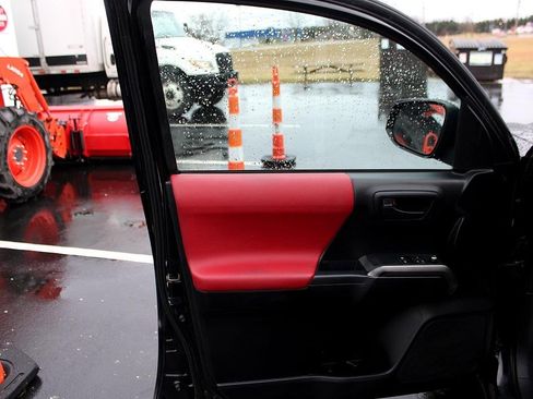 Used 2016 Toyota Tacoma SR5 image 11