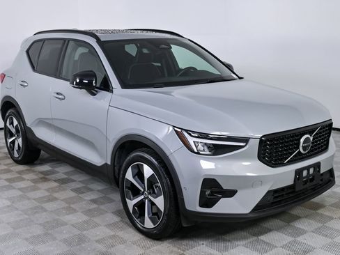 Certified 2025 Volvo XC40 B5 Plus image 27