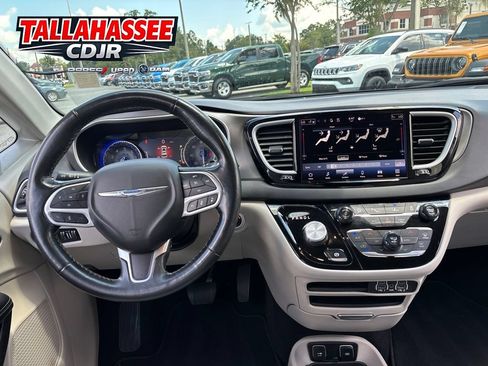 Used 2021 Chrysler Pacifica Touring-L FWD image 26