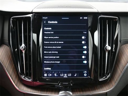 Used 2022 Volvo XC60 B5 Inscription w/ Climate Package image 17