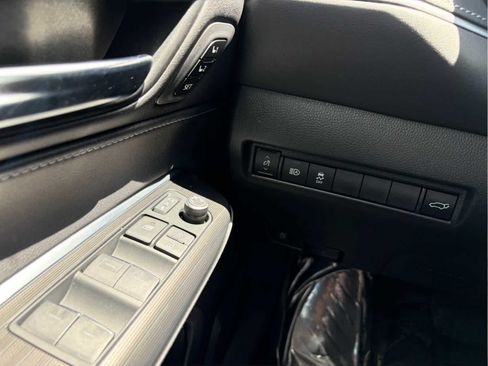 Used 2022 Toyota Venza XLE AWD/4WD image 11