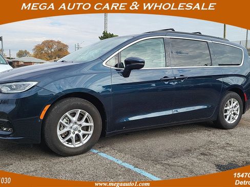 Used 2022 Chrysler Pacifica Touring-L image 1