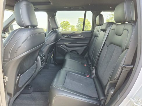 Used 2024 Jeep Grand Cherokee Altitude image 14