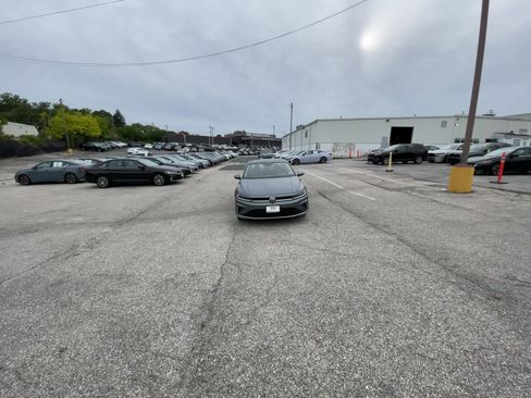 Used 2025 Volkswagen Jetta SE image 16