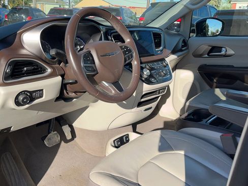 Used 2017 Chrysler Pacifica Touring-L image 2