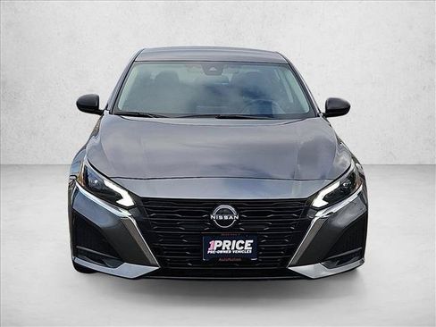 Used 2025 Nissan Altima 2.5 SV FWD image 2
