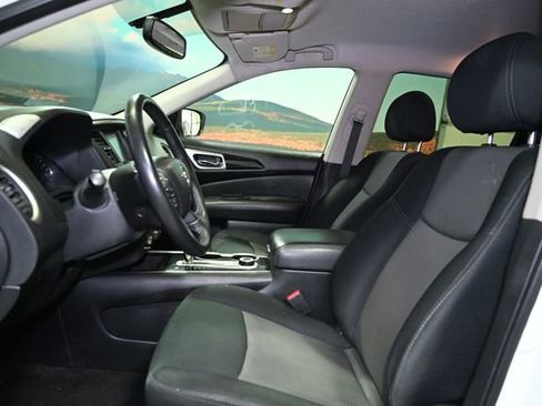 Used 2018 Nissan Pathfinder SV image 21