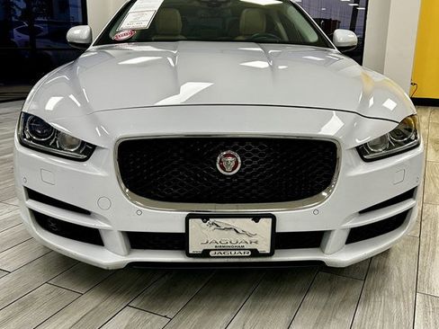 Used 2018 Jaguar XE Prestige image 2