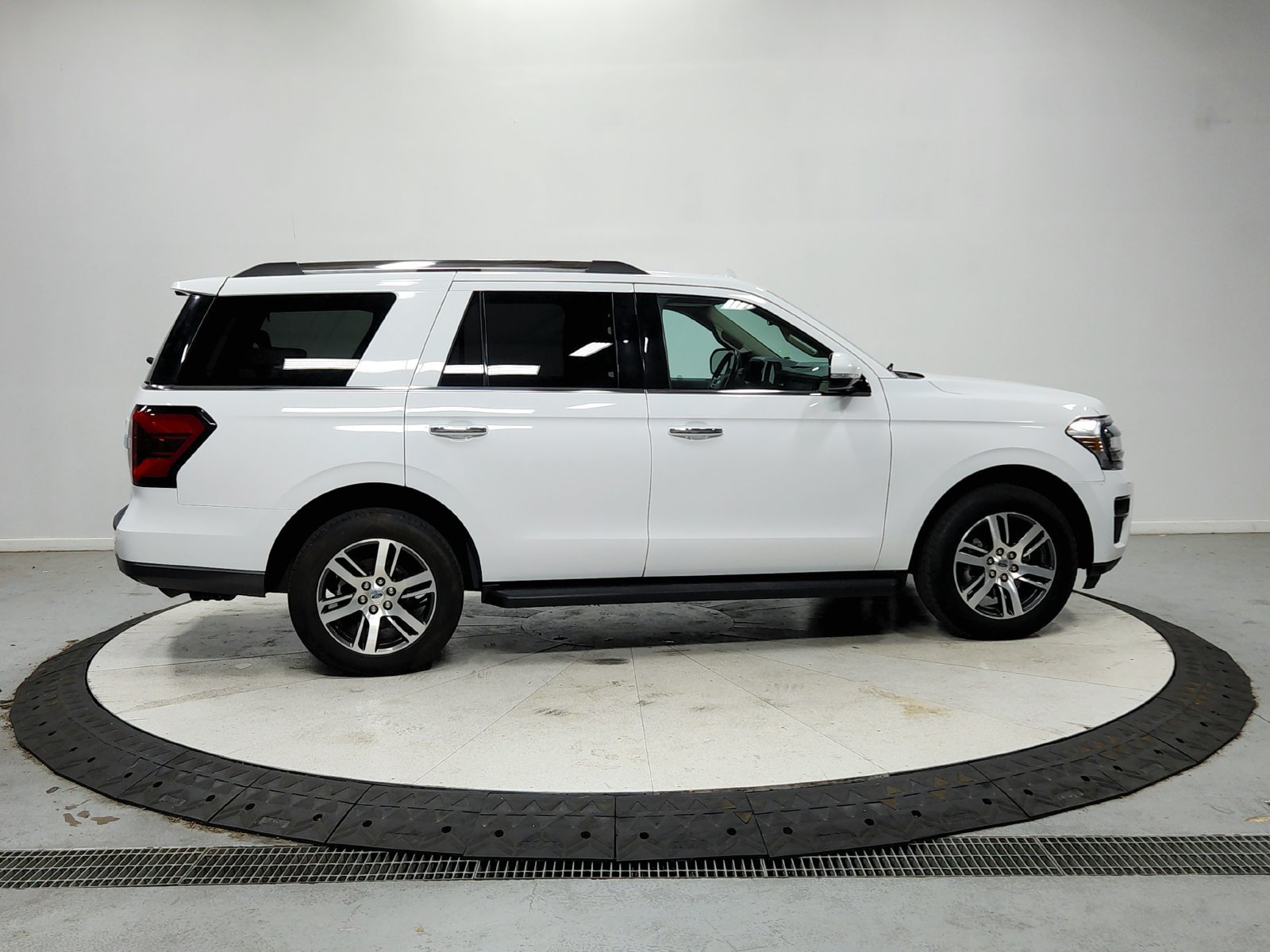 Used 2024 Ford Expedition Limited RWD image 9
