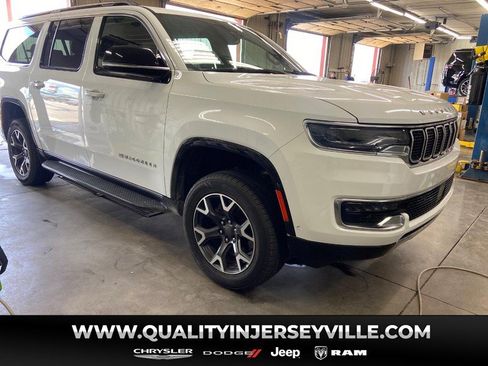 Used 2024 Jeep Wagoneer L Series III w/ Flexible Seating Group AWD/4WD image 1