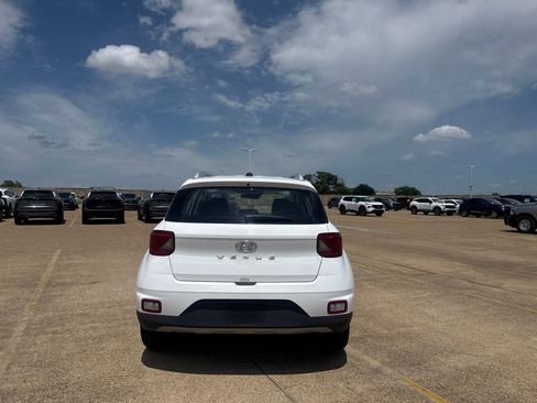Used 2025 Hyundai Venue SEL FWD image 16