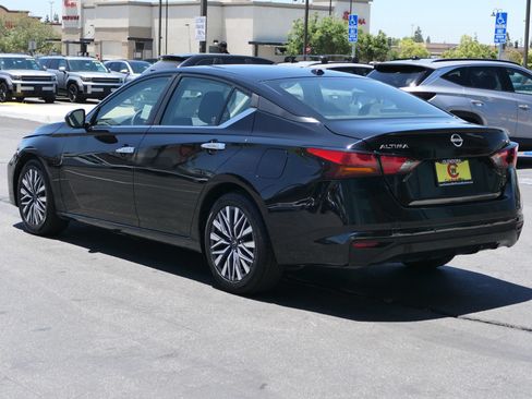 Used 2023 Nissan Altima 2.5 SV FWD image 6