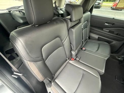 Used 2024 Nissan Pathfinder SL AWD/4WD image 18